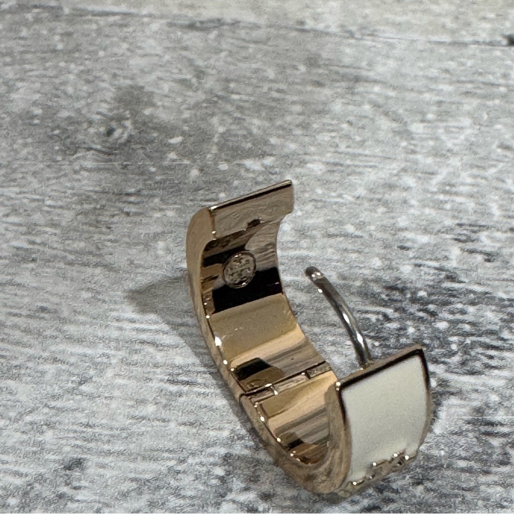 TORY BURCH Kira Enamel Huggie Hoop Earrings In White O/S - Picture 7 of 7
